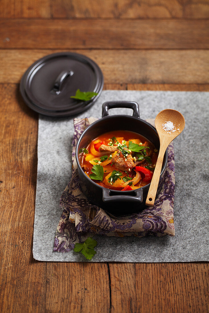 Schweinefleisch-Cocotte mit Paprika