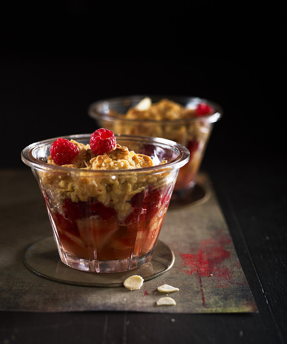 Apfel-Himbeer-Kompott mit Streuseln