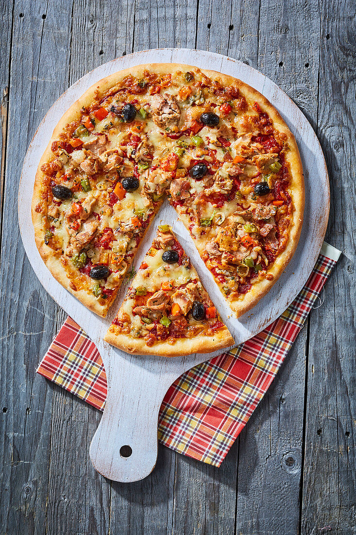 Pizza mit Hühnchen, Oliven und Gemüse