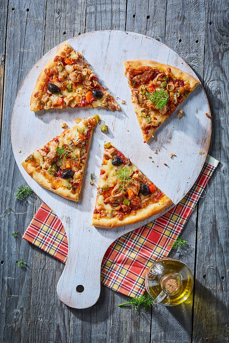 Pizza mit Huhn, Oliven und Gemüse