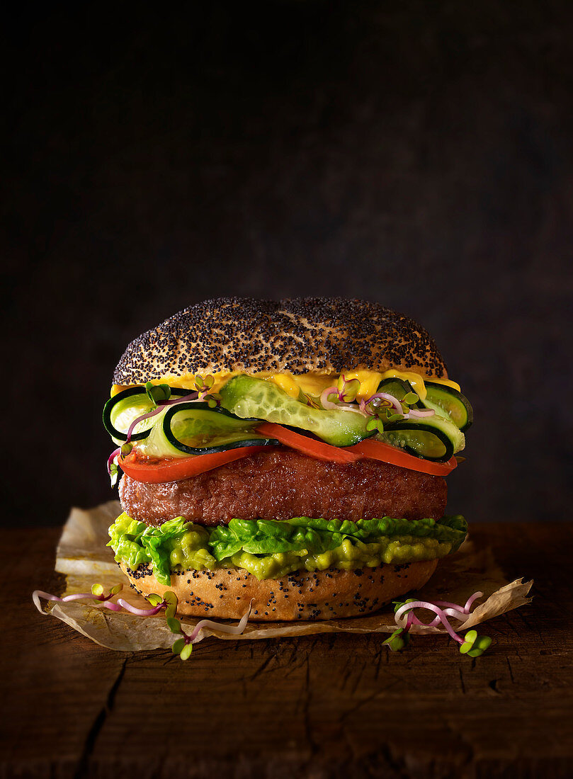 Rindfleischburger mit Guacamole und Gurke im Möhnbrötchen