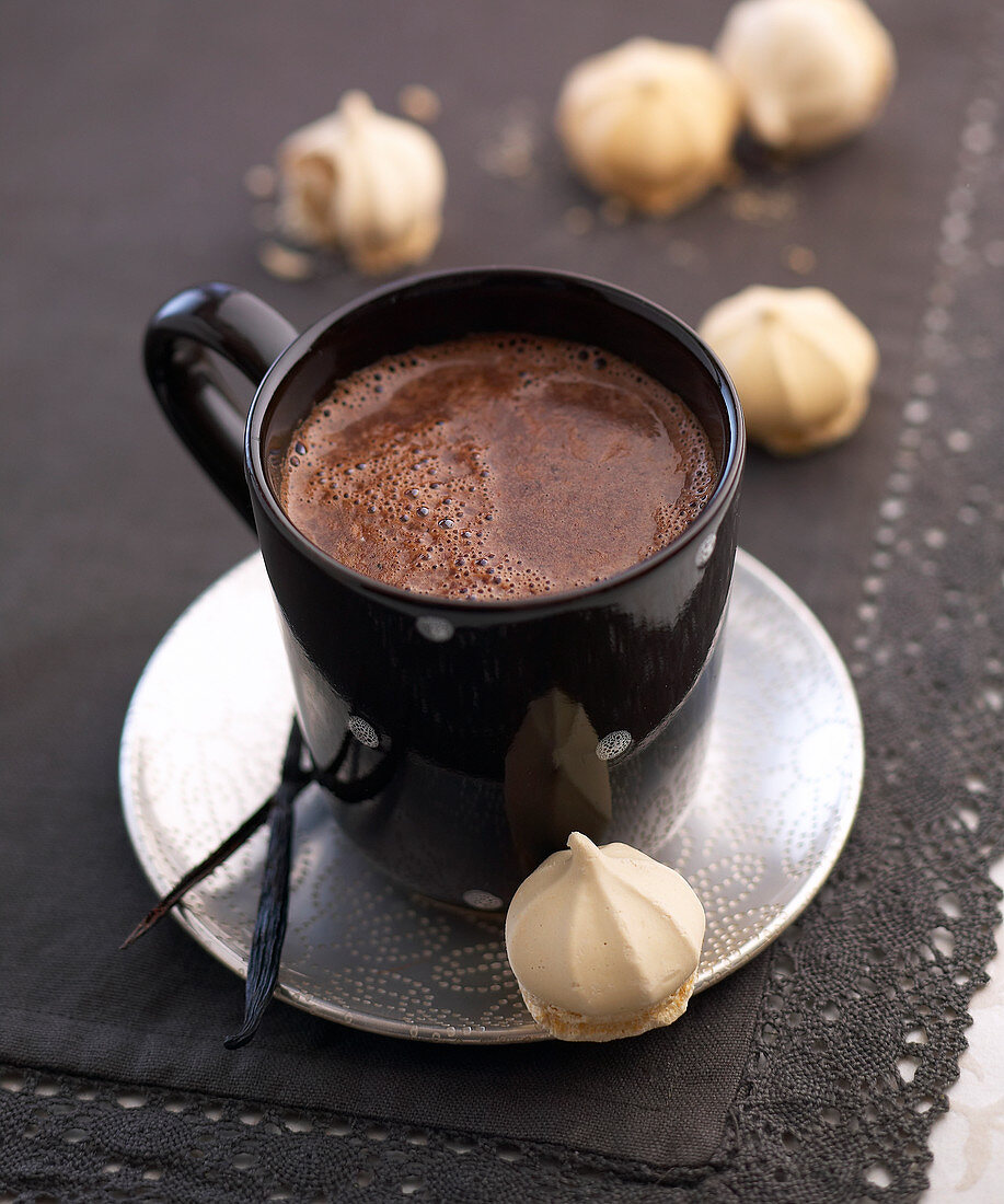 Hot chocolate and small meringues