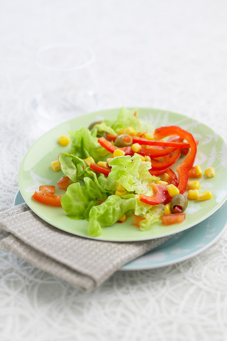 Sommerlicher Blattsalat mit Mais, Paprika und Oliven