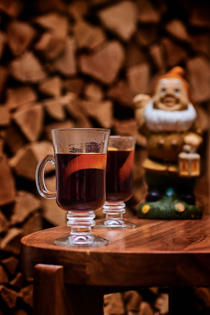 Glühwein in Gläsern auf weihnachtlich dekoriertem Tisch