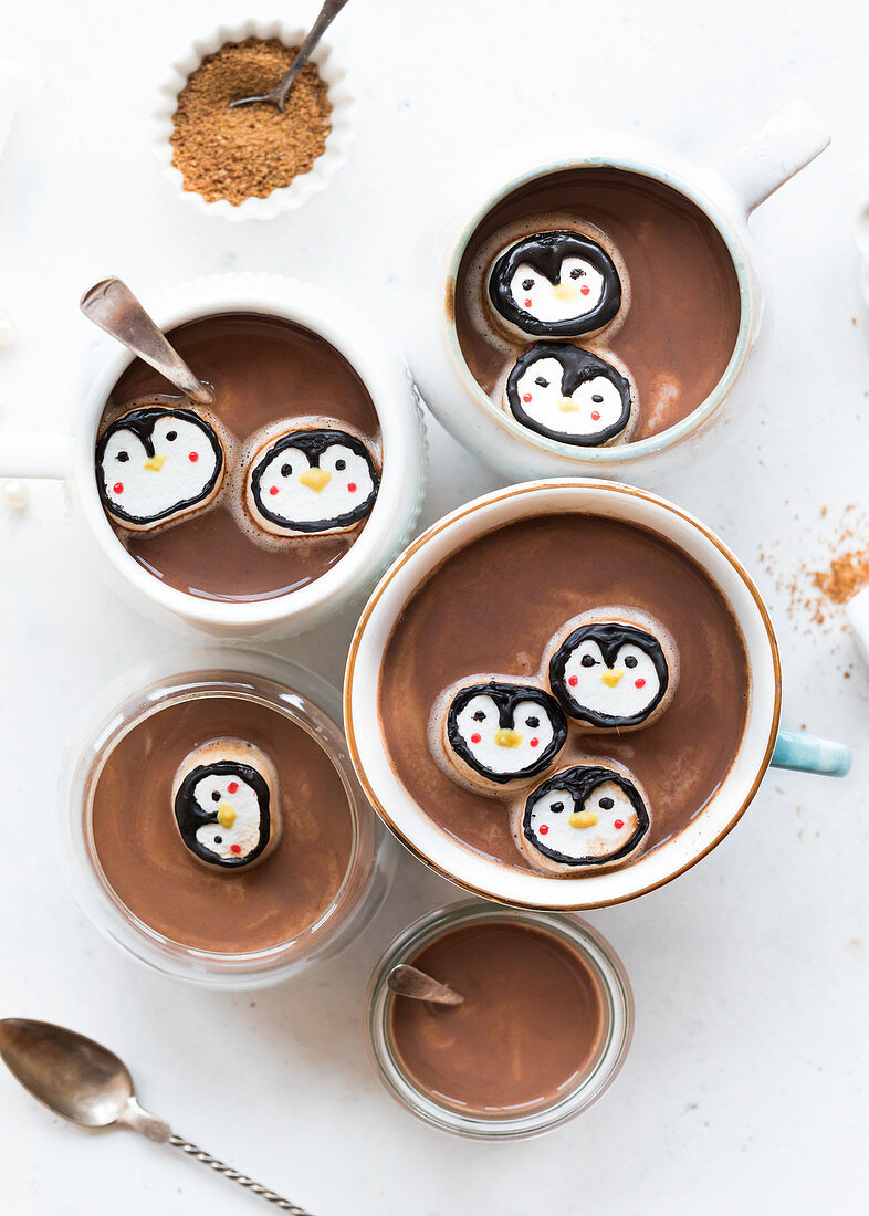 Kakao mit Limette dekoriert mit Pinguin-Marshmallows