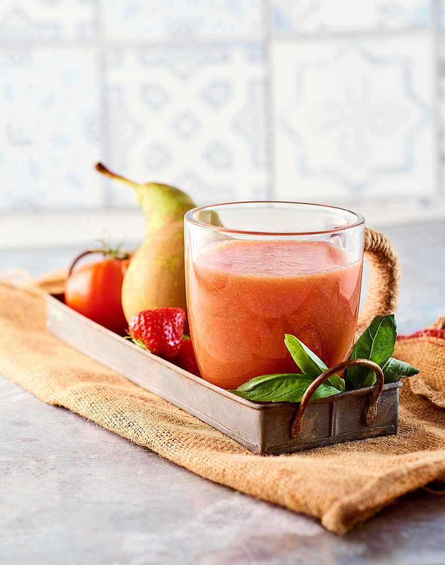 Tomatensaft mit Erdbeeren, Birnen und Basilikum