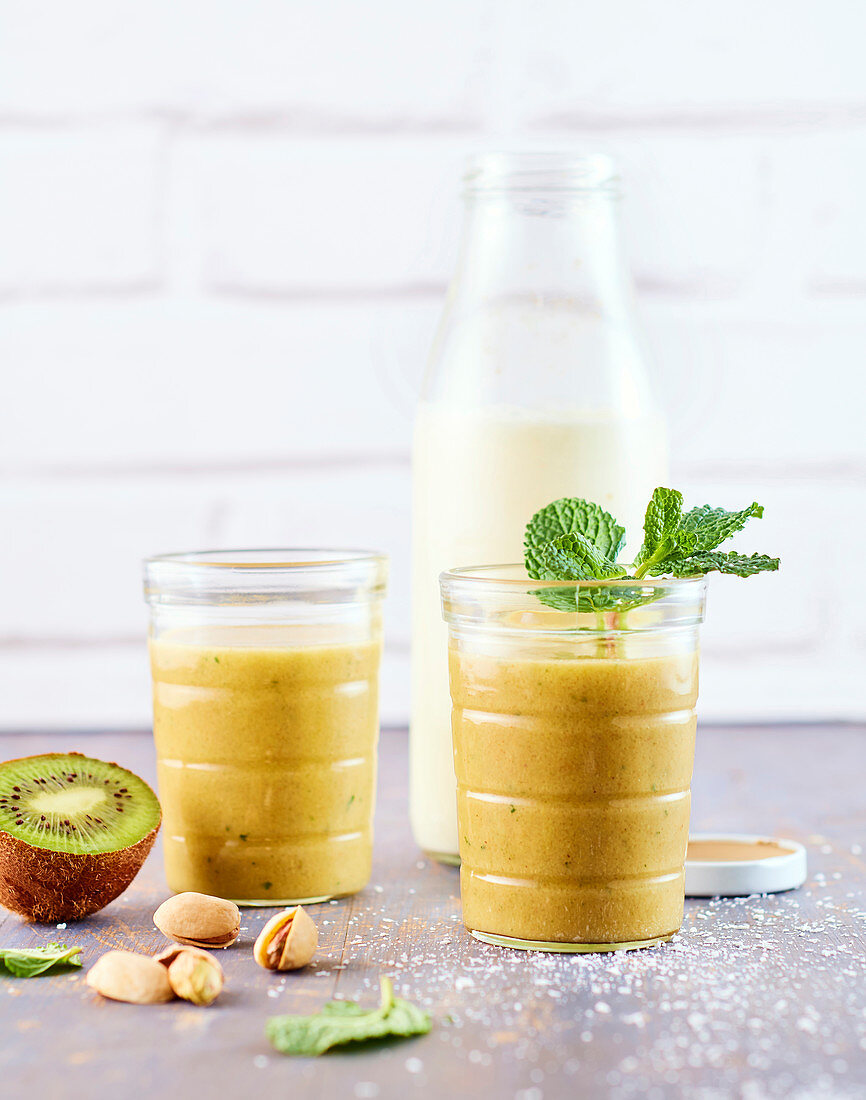 Vegetable milk with coconut, kiwi, pistachios and mint