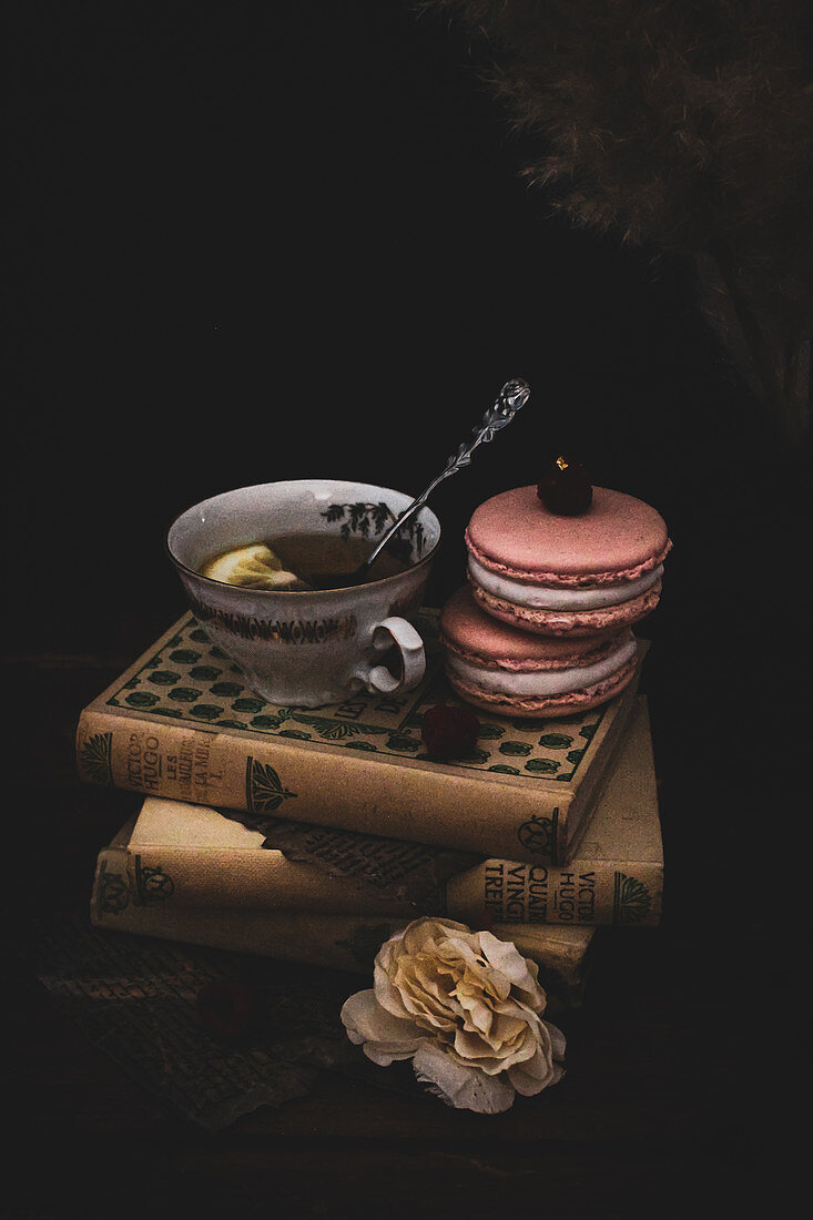 Rosa Hibiskus-Himbeer-Macarons serviert zum Tee
