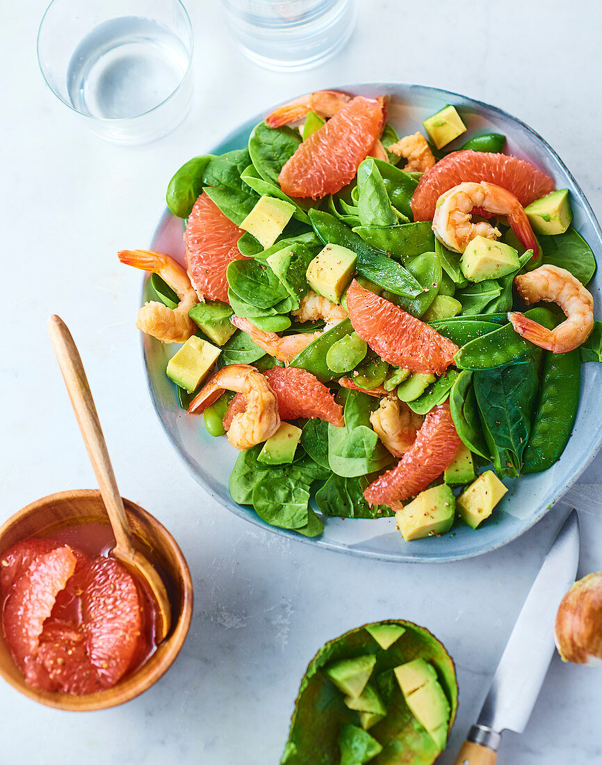 Spinatsalat mit Garnelen, Grapefruit und Avocado