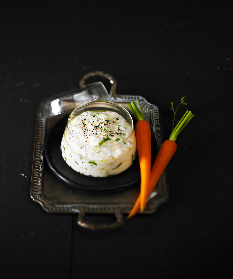 Cottage cheese with chives and carrots