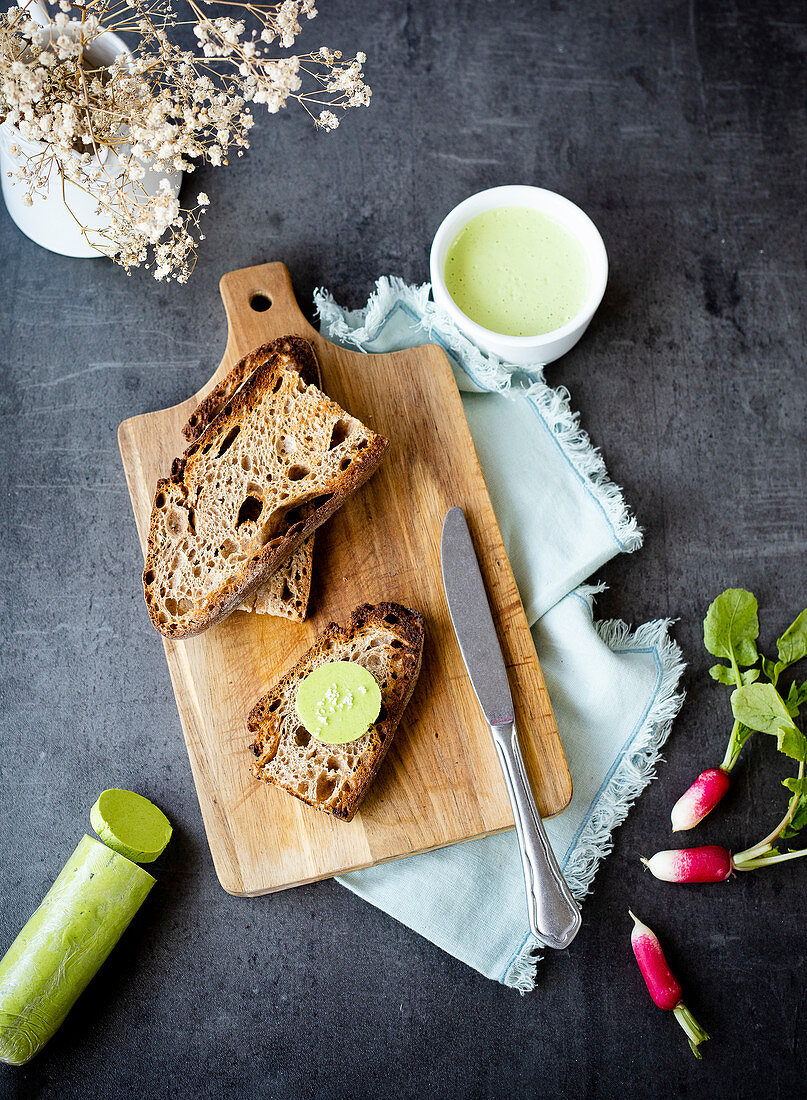 Joghurtdip mit Kräutern und Knoblauch-Kräuterbutter