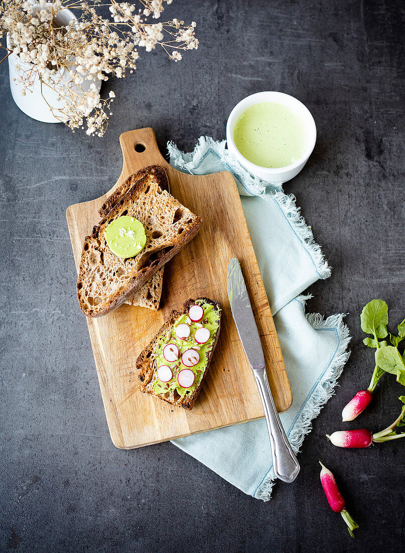 Brotscheiben mit Kräuterbutter und Joghurt-Kräuterdip für Crudites