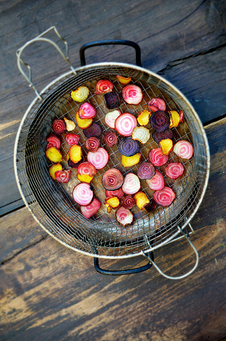 Rote-Bete-Chips im Frittierkorb