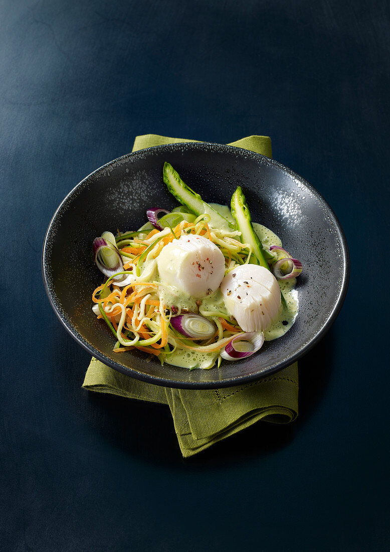 Thinly striped vegetables with asparagus and scallops