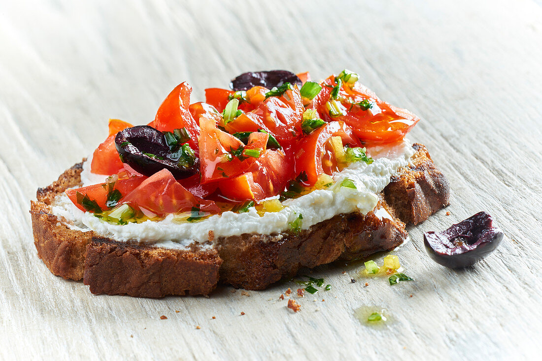 Bruschetta, Frischkäse, Tomaten und Oliven