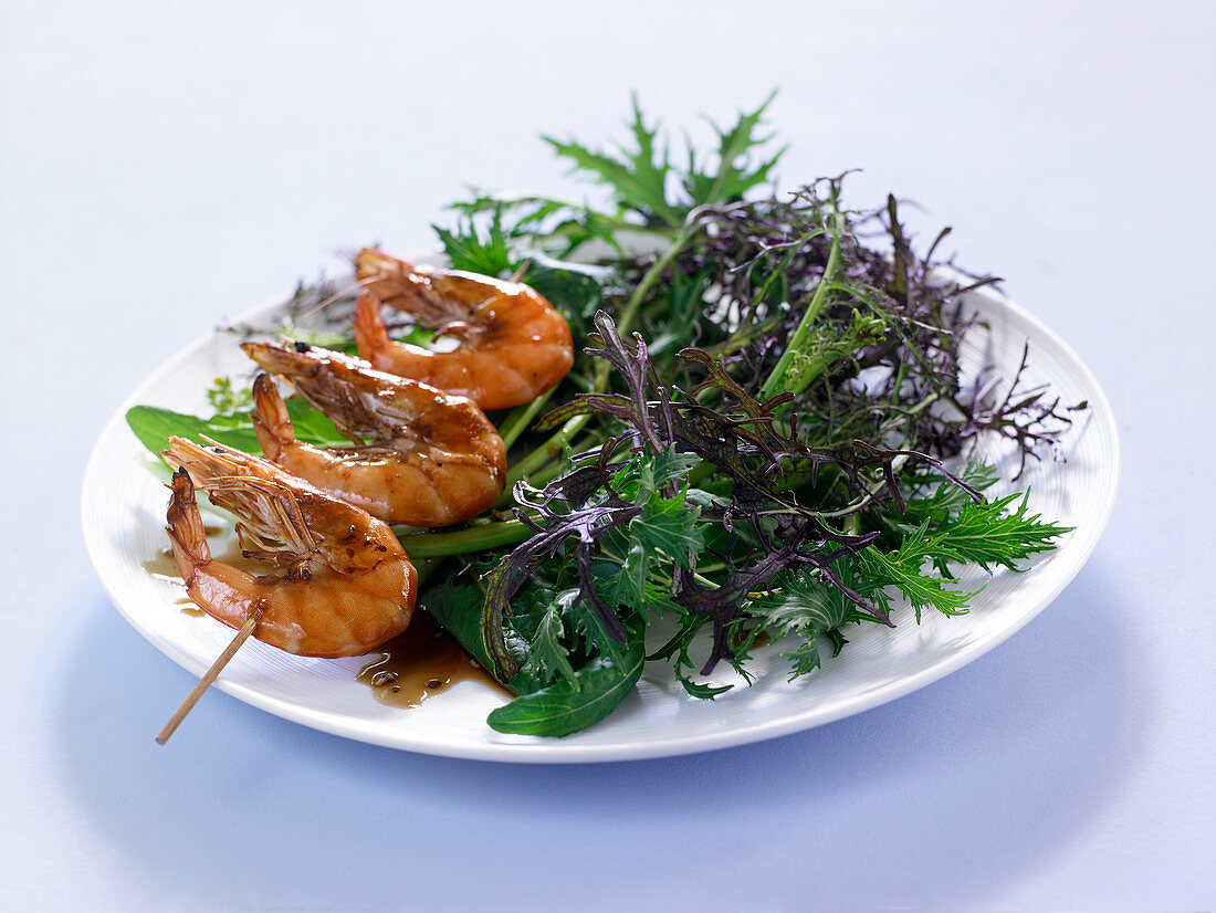 Shrimp brochettes with Japanese mixed lettuce salad