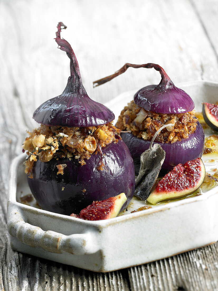 Onions stuffed with dried fruit and roasted figs