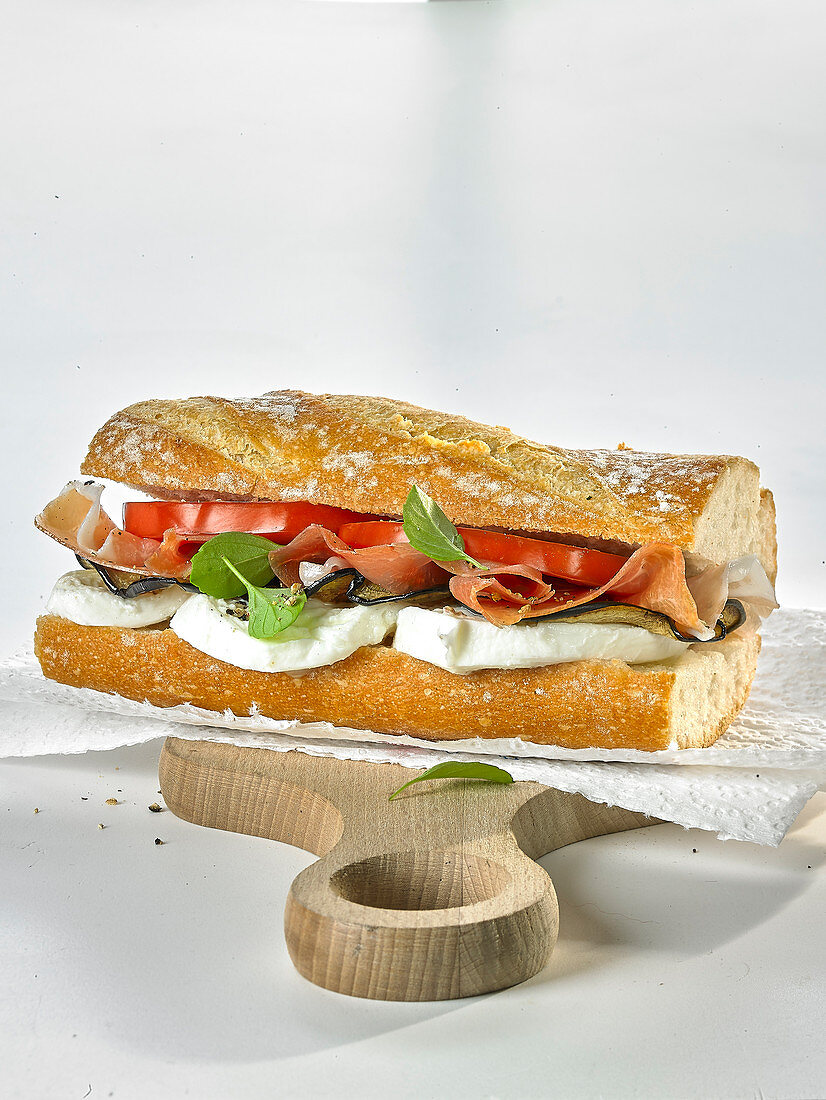 Italienisches Sandwich mit Schinken, Tomate und Mozzarella