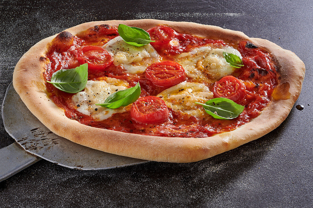 Pizza Margherita mit Tomaten und Mozzarella