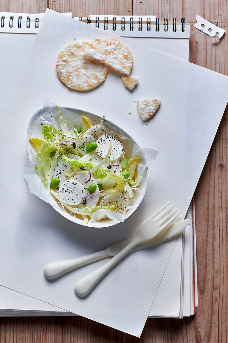 Salat mit schwarzem Rettich und Edamame