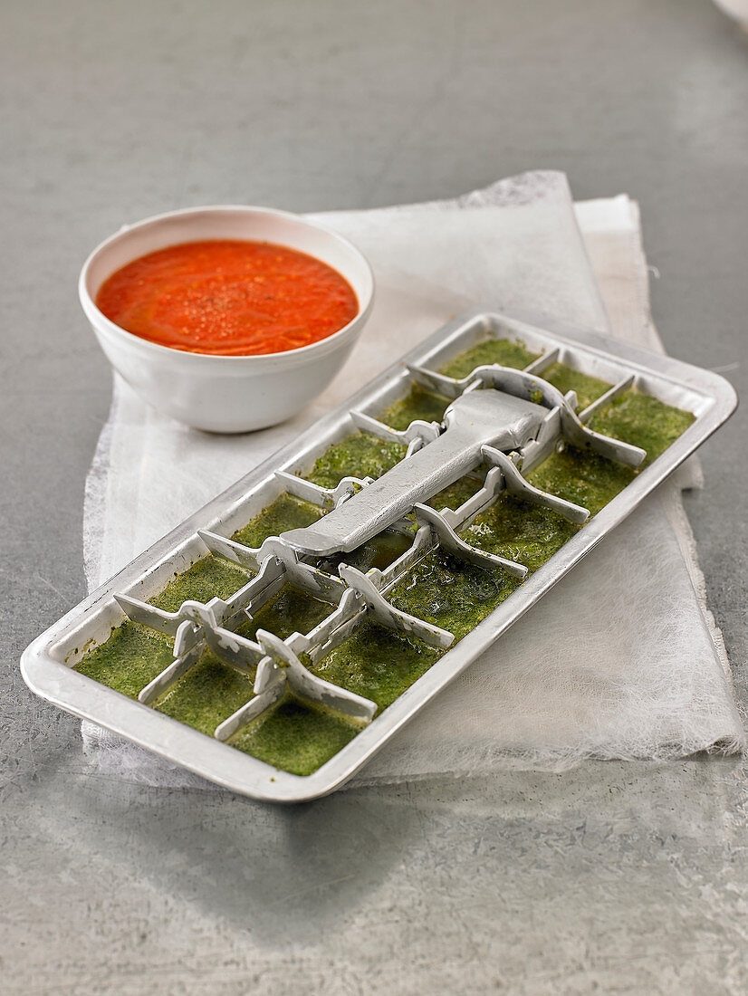 Gazpacho serviert mit Pesto-Eiswürfel