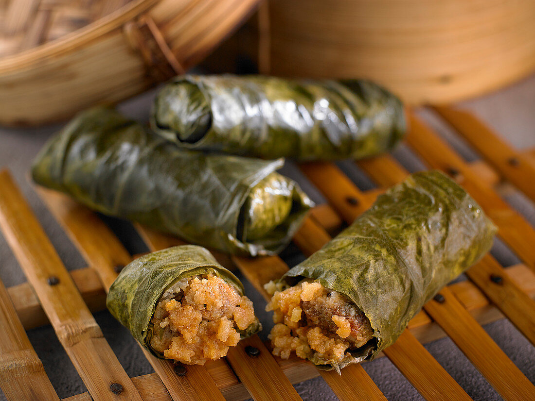 Stuffed lotus leaf rolls