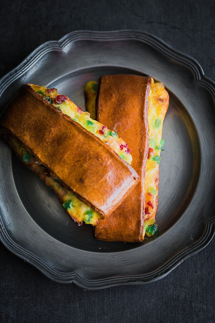 Custard cream and candied fruit brioches