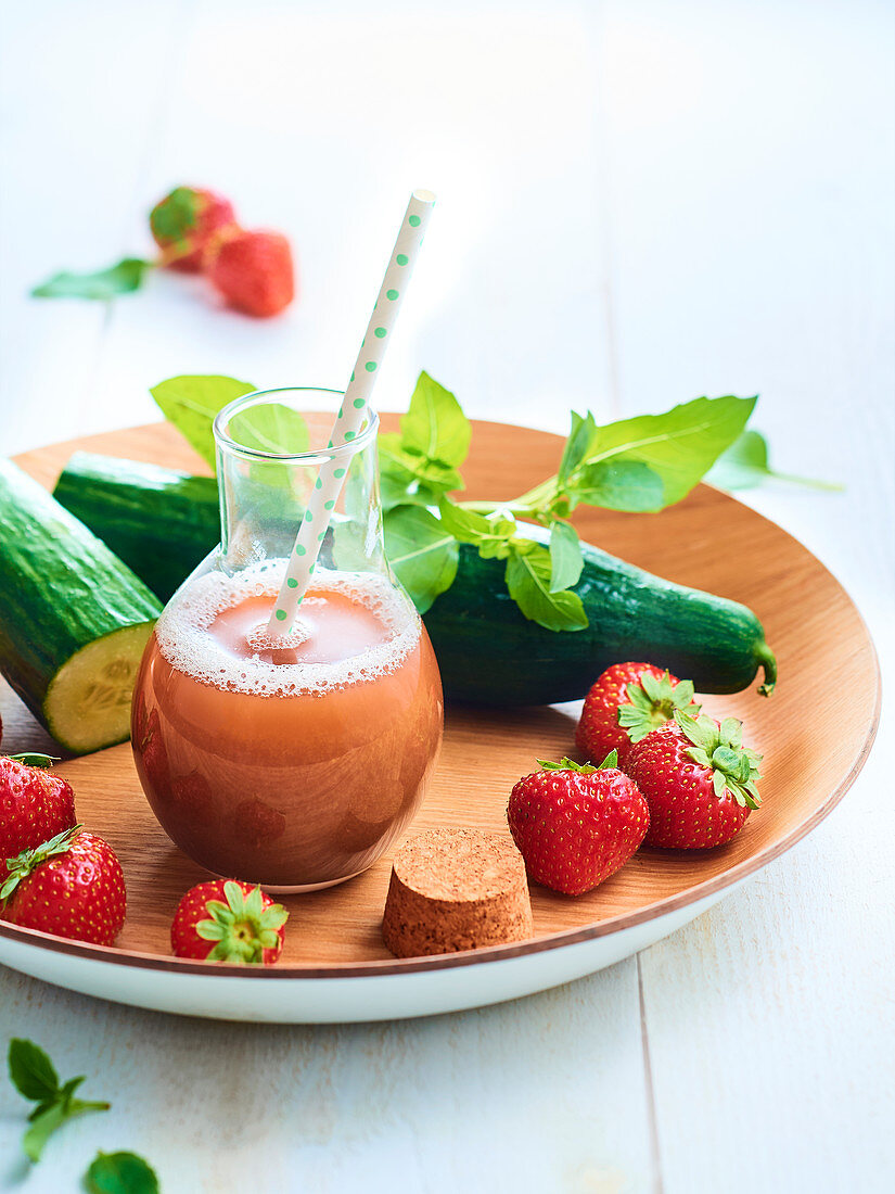 Erdbeer-Gurken-Cocktail mit Basilikum