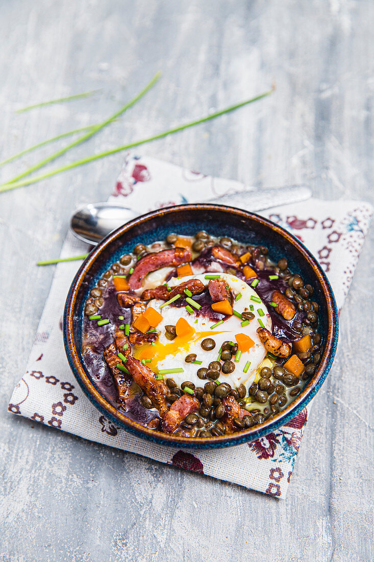 Oeufs en Meurette auf Linsen (Burgund, Frankreich)