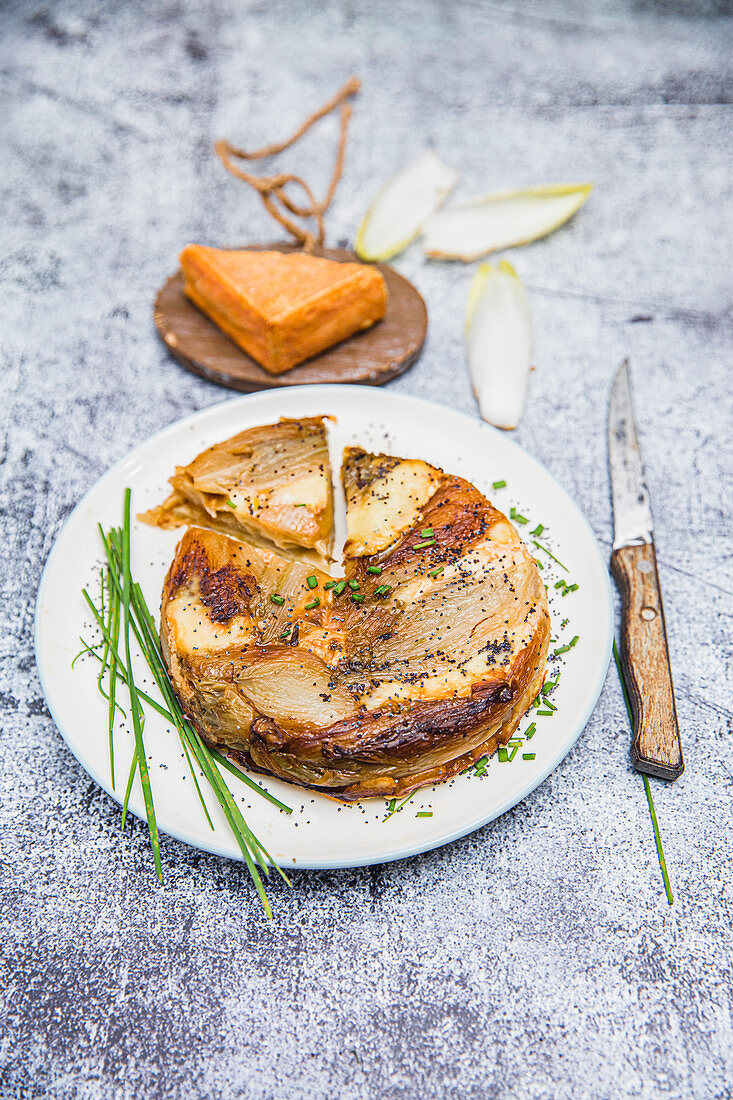 Chicorée auf Tatin-Art mit Maroilles-Käse (Frankreich)