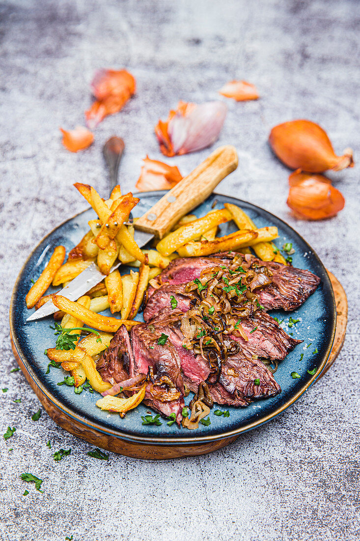 Flank steak with shallots and fries