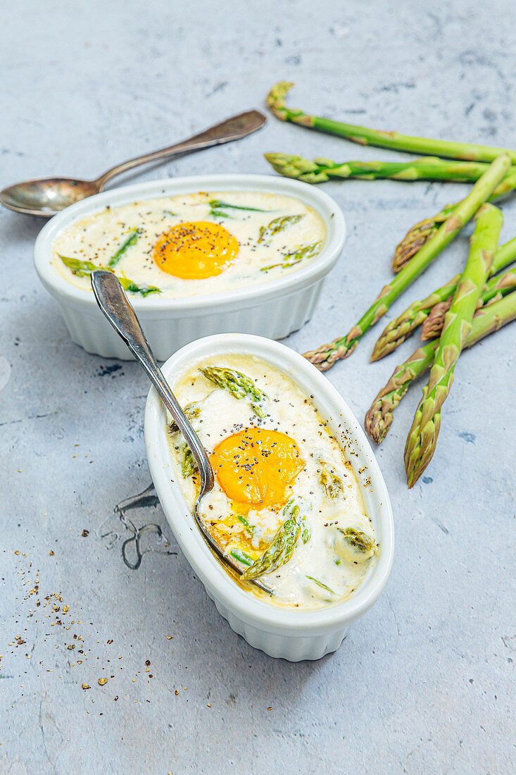 Shirred eggs with green asparagus,cream and poppyseeds