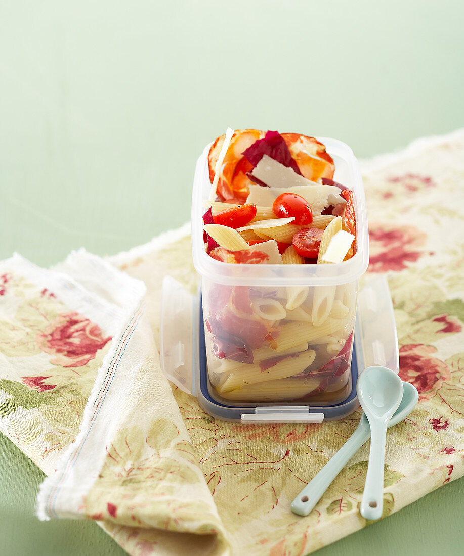 Nudelsalat mit Treviso, Tomaten und Parmesan zum Mitnehmen in Lunchbox