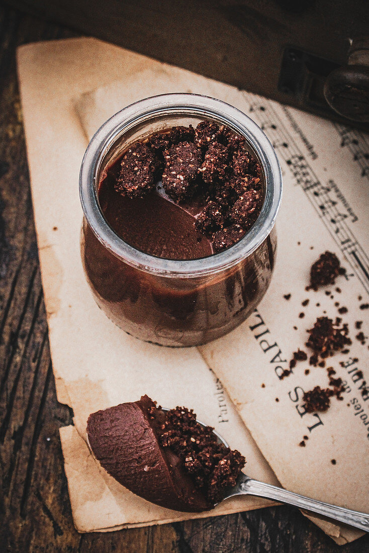 Chocolat cream and cocoa streuzel pots
