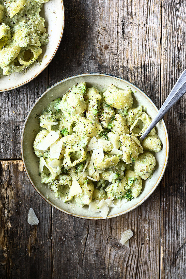 Pasta with broccoli and black pepper