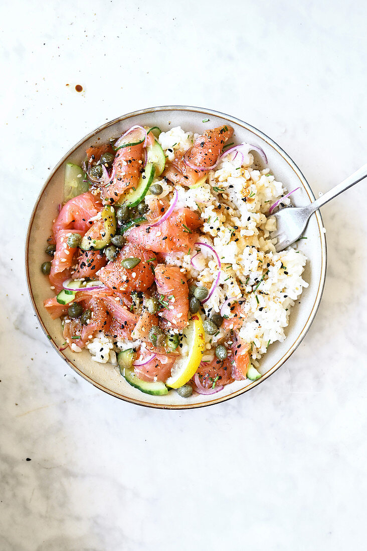 Rice salad with salmon carpaccio