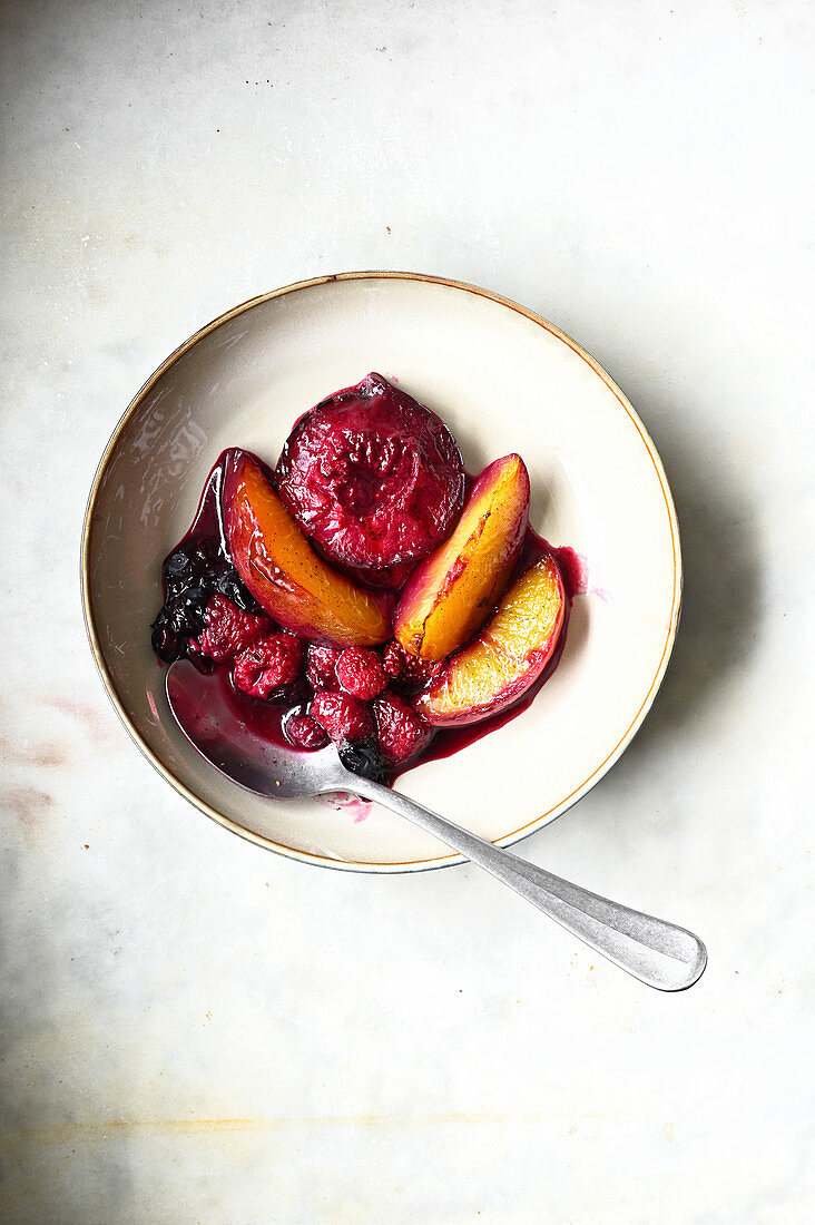 Obstsalat mit gerösteten Sommerfrüchten und Vanille