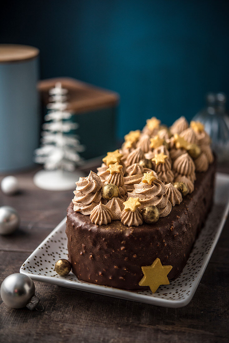 Weihnachtlicher Schokoladenkuchen mit Buttercreme und Sternendeko