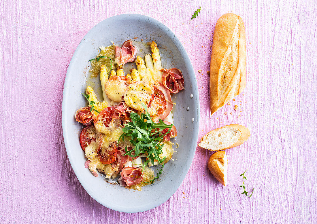 Asparagus with melted goat cheese, raw ham and tomatoes