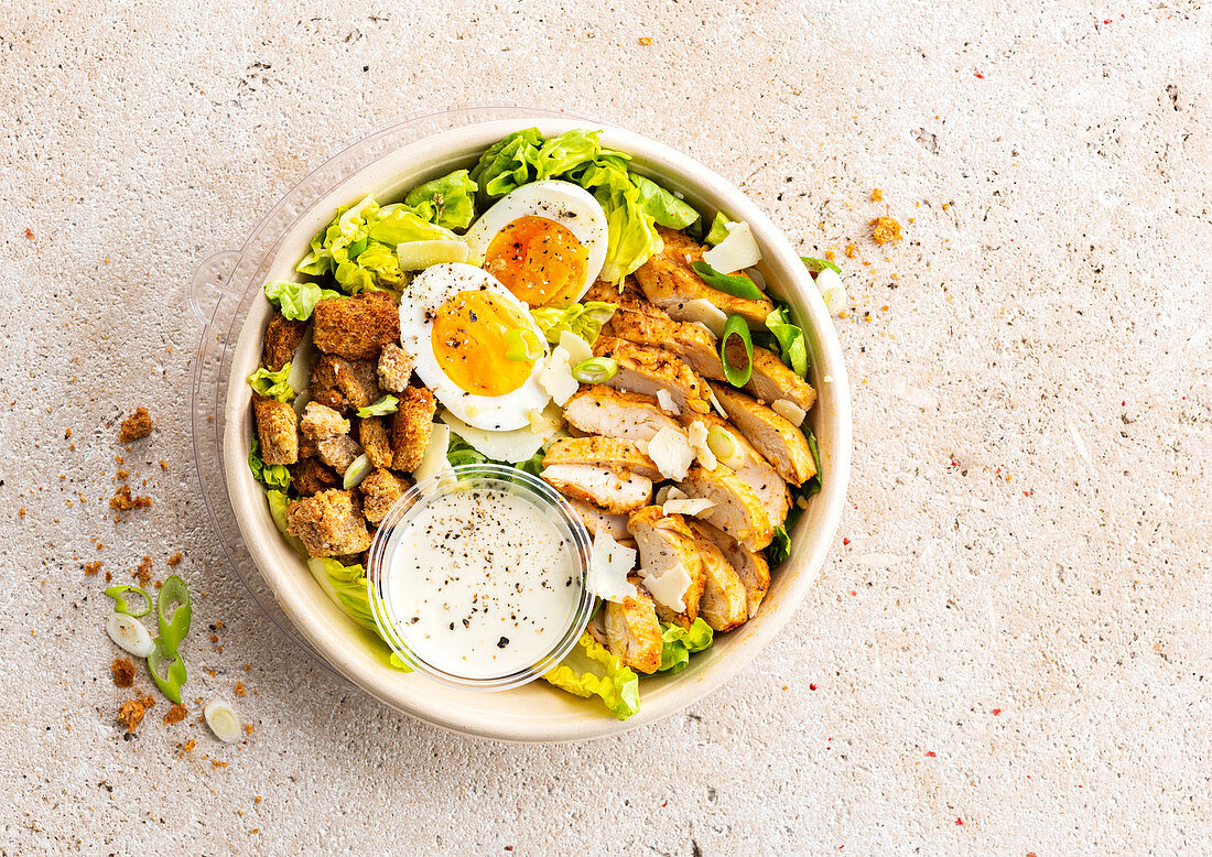 Caesar Salad mit Hühnerbrust, Croûtons und Ei