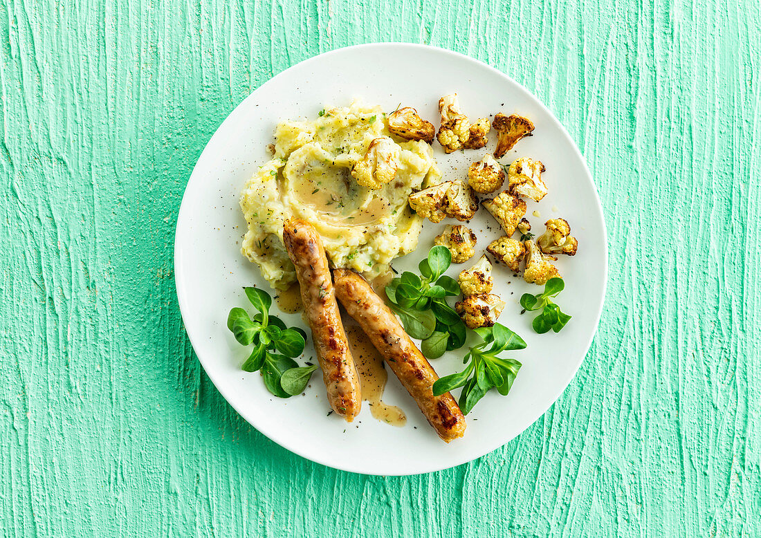 Chipolatas mit Kartoffelpüree und Blumenkohl