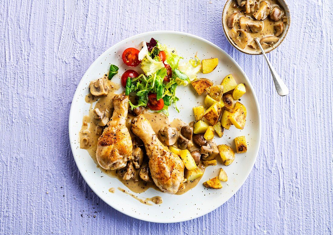 Chicken drumsticks with mushroom cream sauce and fried potatoes