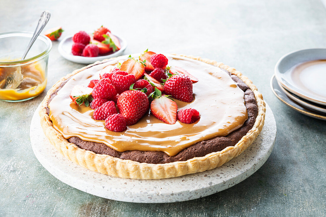 Schokoladentarte mit Karamell und frischen Beeren