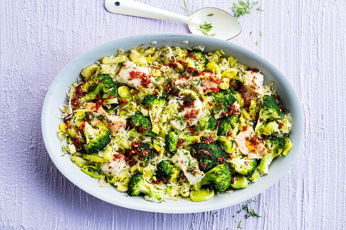 Rice with fish, leek and broccoli
