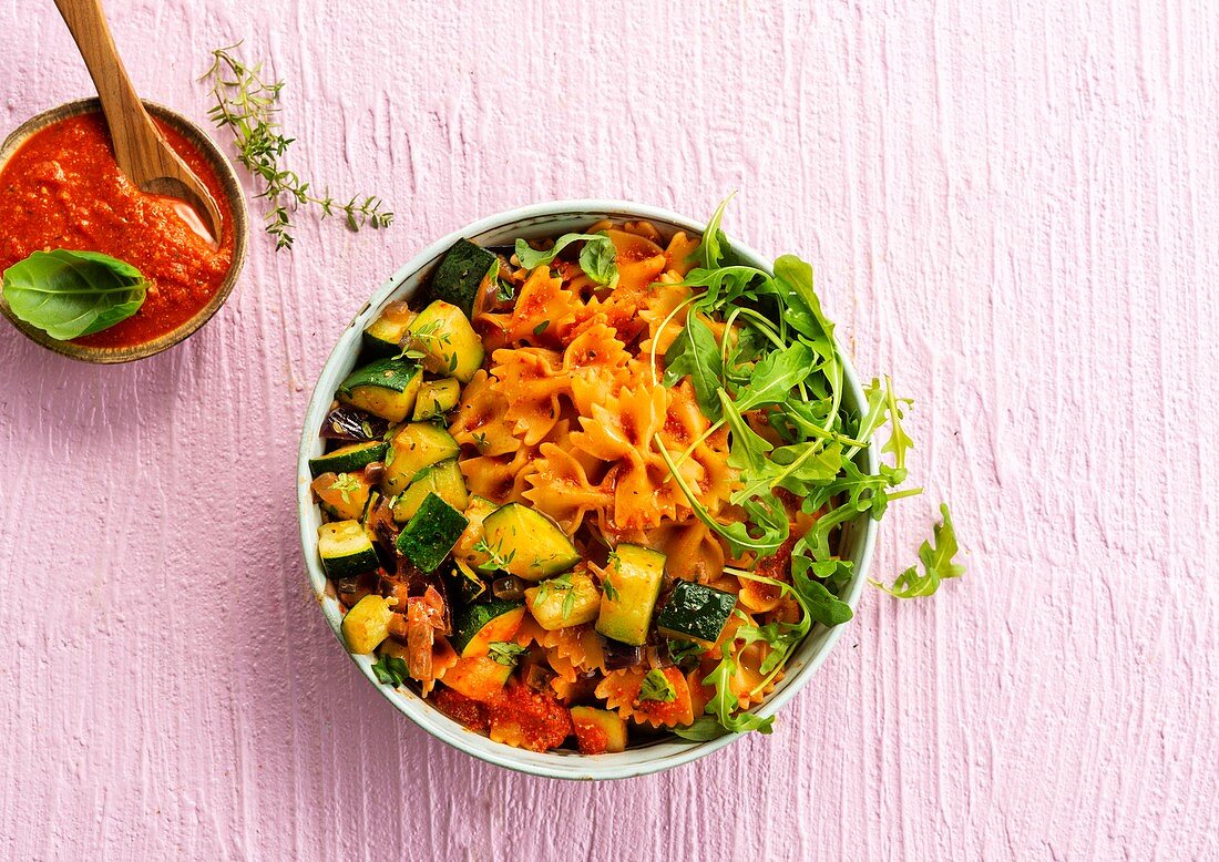 Farfalle mit Pesto-Rosso, Zucchini und Rucola