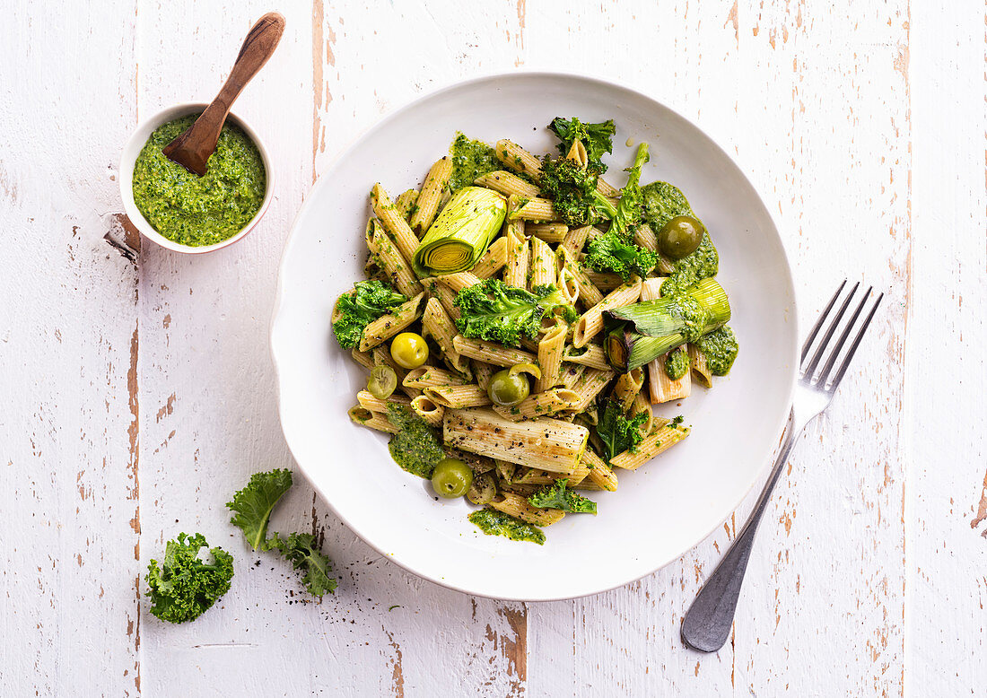 Penne with pesto sauce, leek and kale