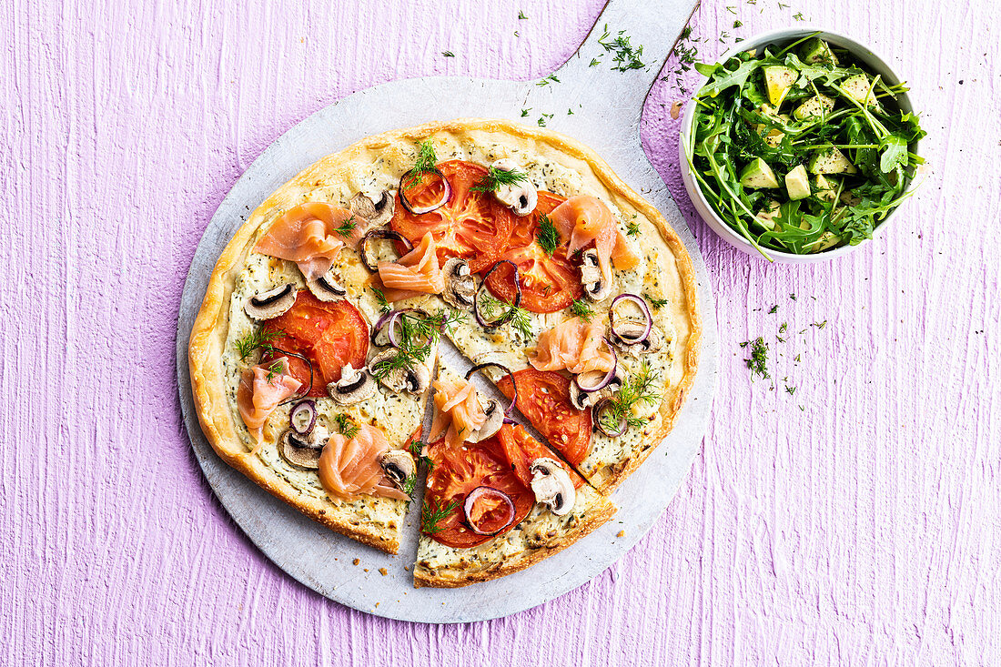 Weiße Pizza mit Räucherlachs, Tomaten und Pilzen