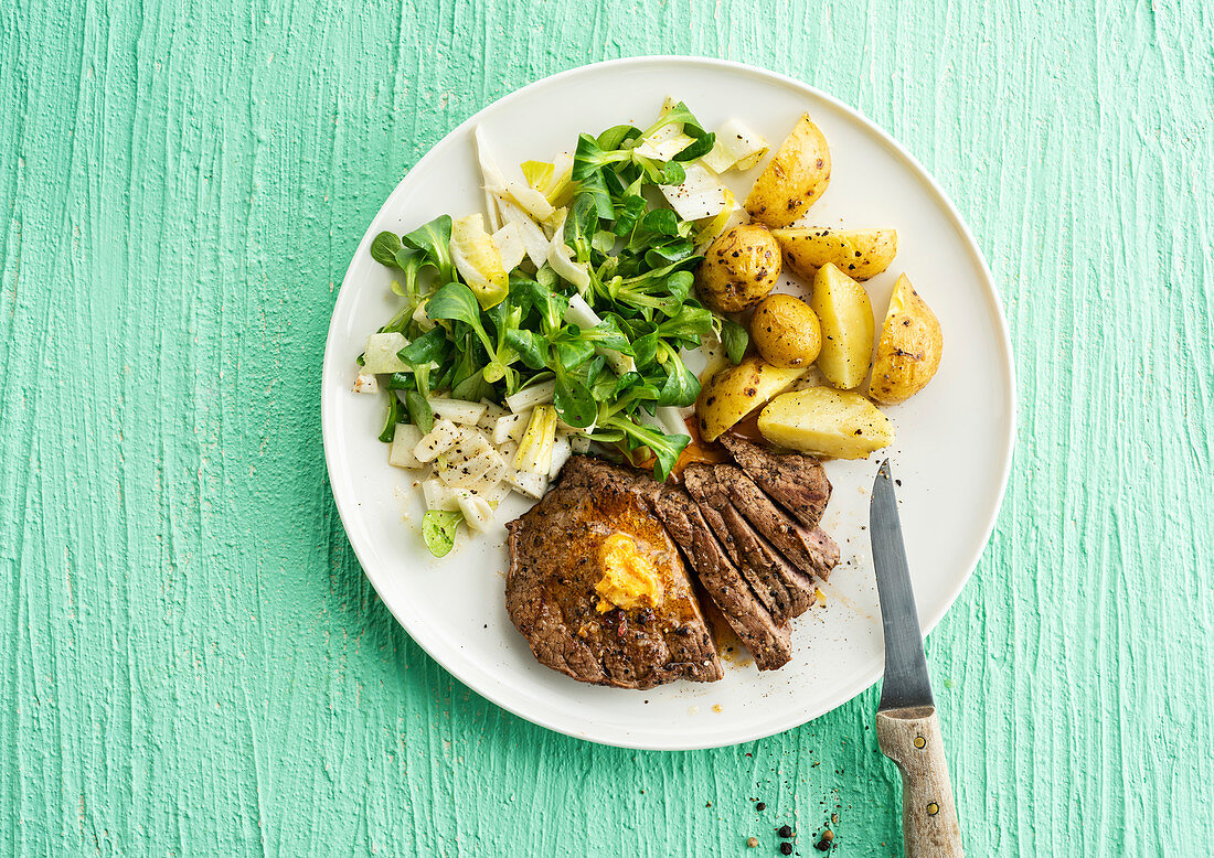 Steak with potatoes and lamb's lettuce