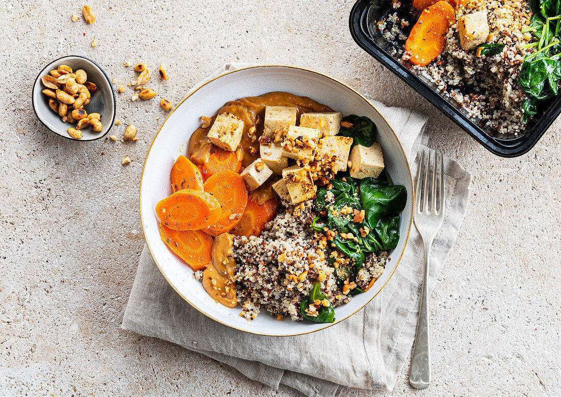 Quinoa-Bowl mit Tofu, Spinat und Karotten