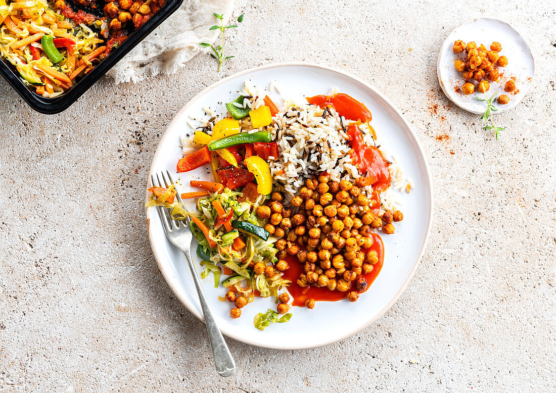 Wokgemüse mit Kichererbsen, Paprika und Reis